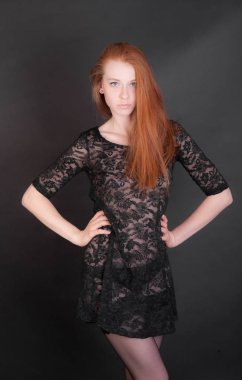 Kızıl saçlı ince kız portresi stüdyo