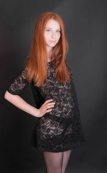 Studio Portret Van Een Sensuele Meisje Met Rood Haar — Stockfoto