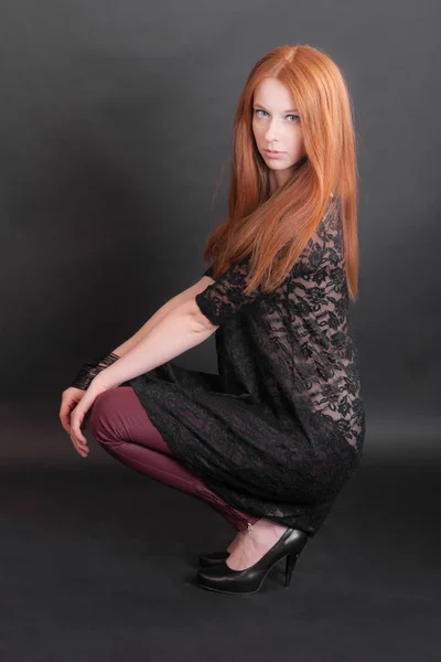 Retrato Estudio Una Chica Sensual Con Pelo Rojo —  Fotos de Stock