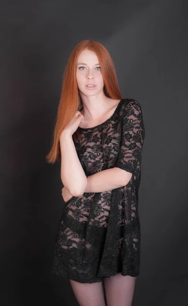 Studioporträt Eines Sinnlichen Mädchens Mit Roten Haaren — Stockfoto