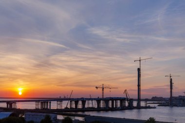 İnşaat site Köprüsü üzerinden günbatımı koyunda