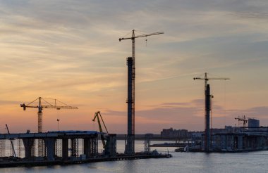 İnşaat site Köprüsü üzerinden günbatımı koyunda