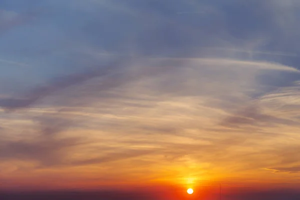 太陽と雲と抽象的な夕焼け空 — ストック写真