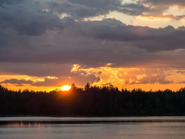 Puesta Sol Con Nubes Sobre Lago Forestal Verano —  Fotos de Stock