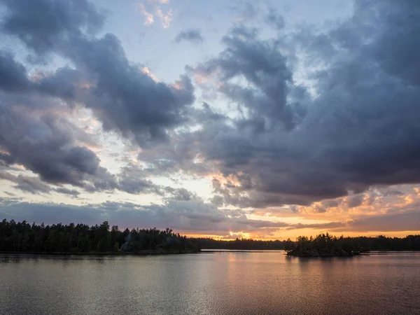 Puesta Sol Con Nubes Sobre Lago Forestal Verano —  Fotos de Stock