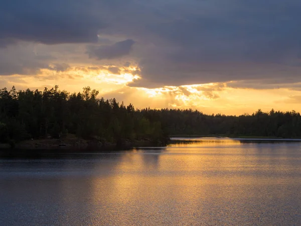 Západ Slunce Mraky Nad Lesní Jezero Létě — Stock fotografie