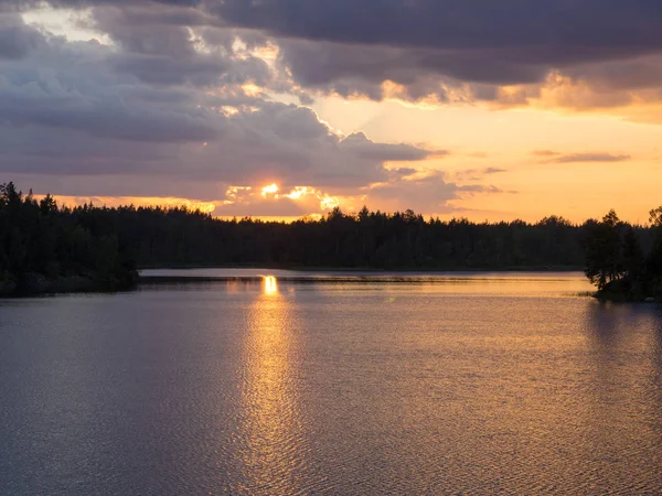 Por Sol Com Nuvens Sobre Lago Floresta Verão — Fotografia de Stock