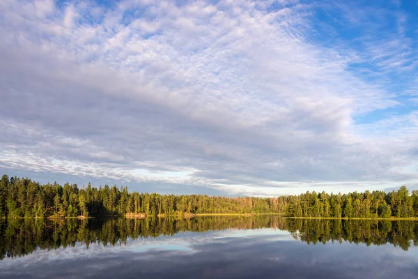 Mraky Nad Lesní Jezero Létě — Stock fotografie