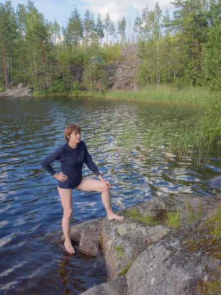 Femme Reposant Sur Lac Forestier Été — Photo