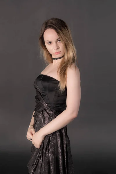 Retrato Uma Menina Sensual Vestido Preto — Fotografia de Stock