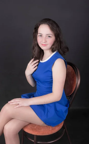 Studioporträt Eines Jugendlichen Mädchens Auf Einem Stuhl — Stockfoto