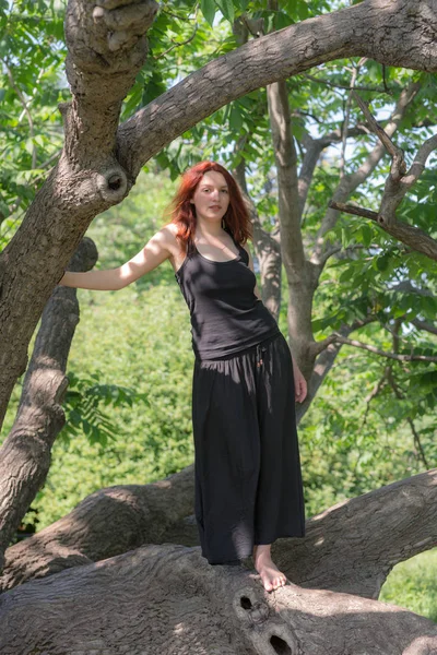 Chica Con Pelo Rojo Vestido Negro —  Fotos de Stock