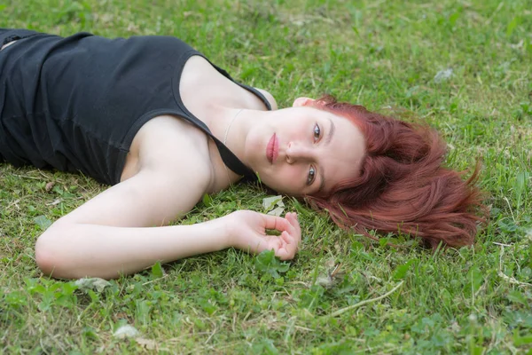 緑の芝生に赤髪の少女の肖像画 — ストック写真