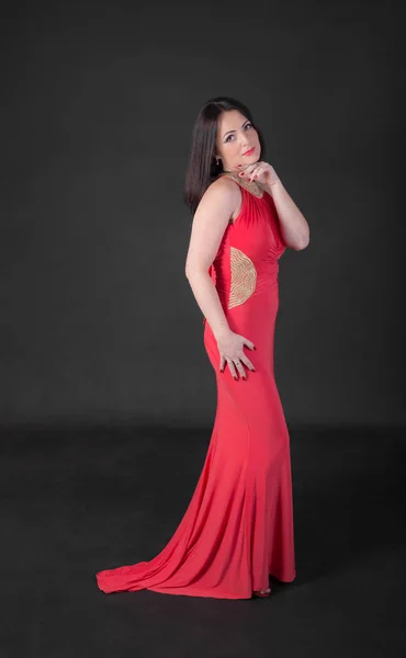 Retrato Estúdio Uma Mulher Vestido Vermelho Longo — Fotografia de Stock