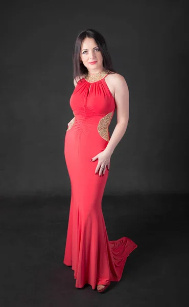 Retrato Estudio Una Mujer Vestido Largo Rojo —  Fotos de Stock