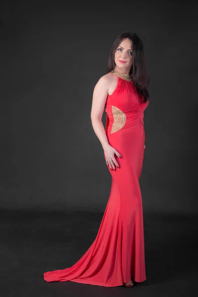 Retrato Estudio Una Mujer Vestido Largo Rojo — Foto de Stock