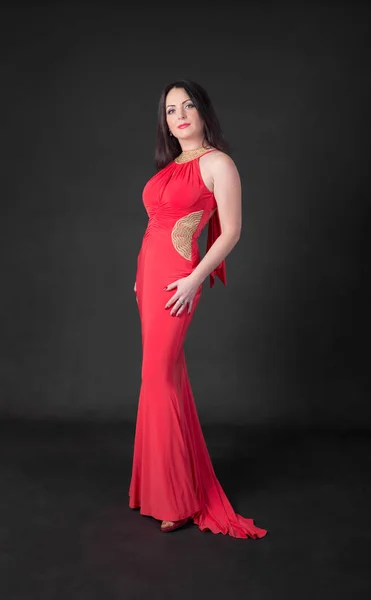 Uzun Kırmızı Elbiseli Bir Kadın Portresi Stüdyo — Stok fotoğraf