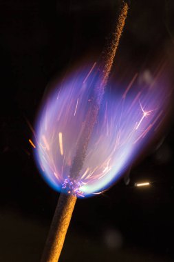 bir siyah arka plan closeup mavi alev