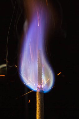 bir siyah arka plan closeup mavi alev