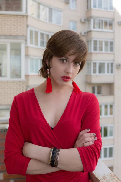 Balkonda Kırmızı Elbiseli Bir Kız Portresi — Stok fotoğraf