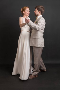 dans eden bir çift üzerinde onların düğün günü Studio portresi