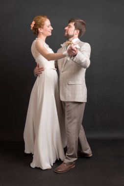 dans eden bir çift üzerinde onların düğün günü Studio portresi