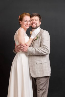 mutlu bir çift onların düğün günü Studio portresi