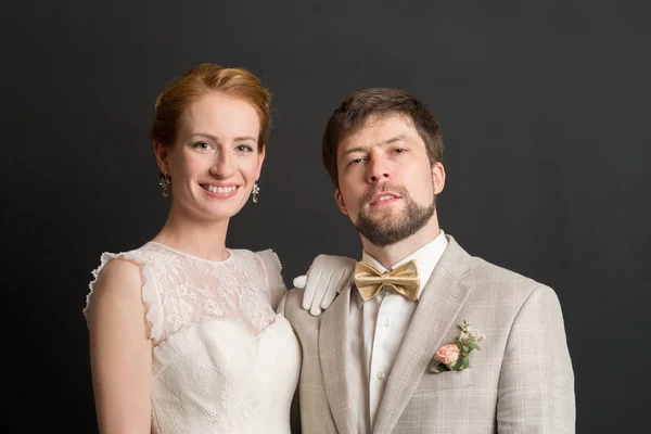 Retrato Estúdio Casal Feliz Seu Dia Casamento — Fotografia de Stock