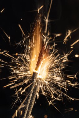 Yangın ve bir siyah arka plan portre üzerinde sparks