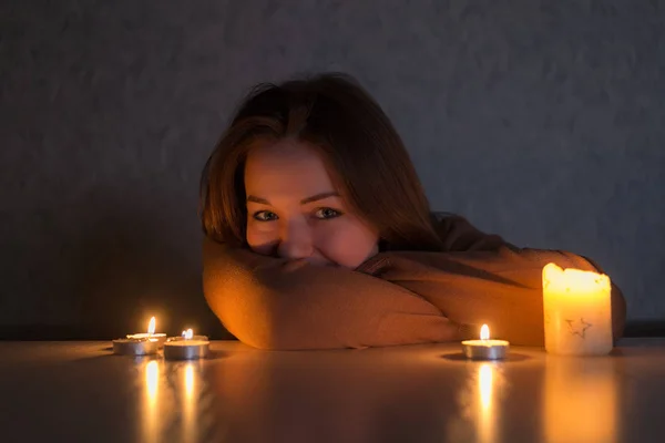 Retrato Una Hermosa Chica Luz Las Velas —  Fotos de Stock