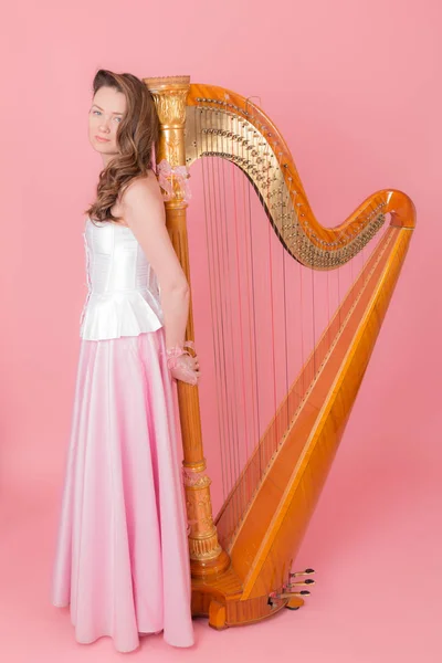 Retrato Uma Menina Com Uma Harpa Fundo Rosa — Fotografia de Stock