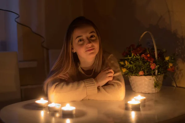 Portret Van Een Meisje Aan Tafel Met Kaarsen — Stockfoto