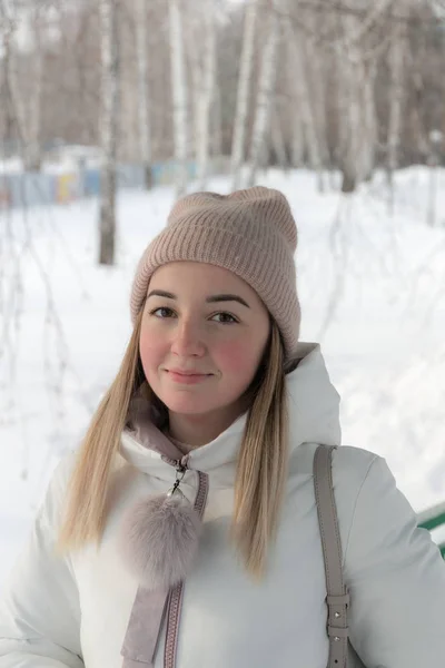 Retrato Una Chica Parque Invierno —  Fotos de Stock