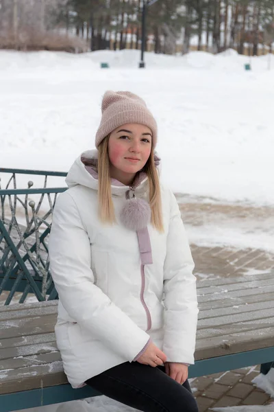 Ragazza Una Panchina Nel Parco Invernale — Foto Stock