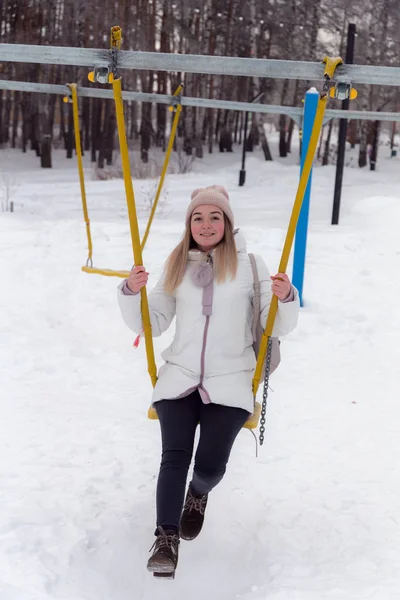 Retrato Uma Menina Balanço Inverno — Fotografia de Stock