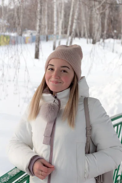 Portret Van Een Meisje Een Winterpark — Stockfoto
