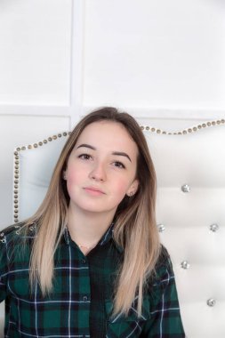 bir kız kanepede Studio portresi