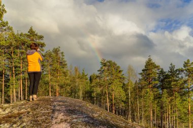 ormandaki bir gökkuşağı fotoğraf çekimi kadın