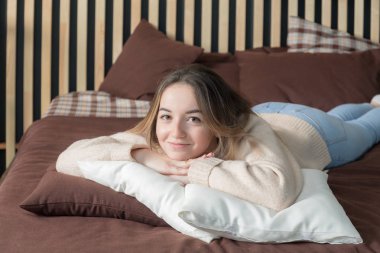 Stüdyo portre bir yatak yastık ile bir kız