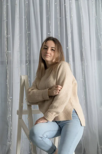 Retrato Estudio Una Chica Una Escalera —  Fotos de Stock