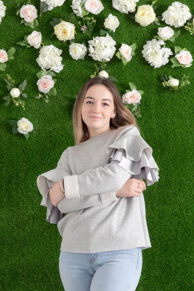 Portret Van Een Meisje Een Groene Achtergrond Met Bloemen — Stockfoto