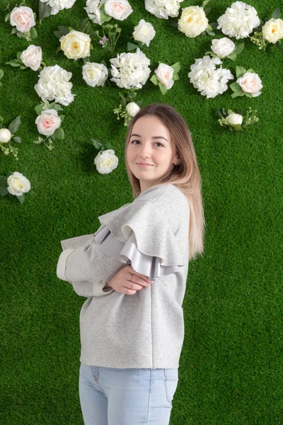 Retrato Una Niña Sobre Fondo Verde Con Flores —  Fotos de Stock