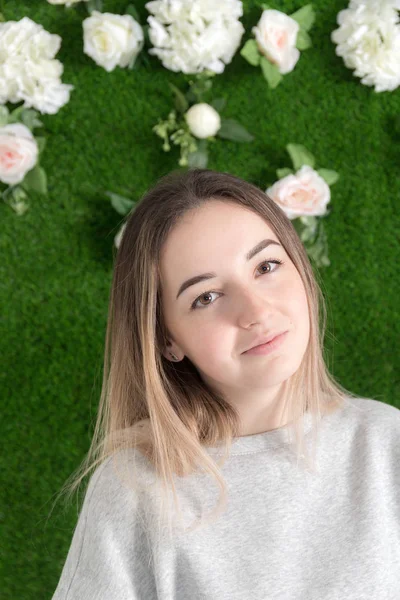 Retrato Una Niña Sobre Fondo Verde Con Flores —  Fotos de Stock