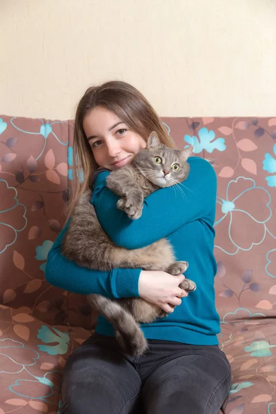 Porträt Eines Mädchens Mit Einer Katze Auf Der Couch — Stockfoto