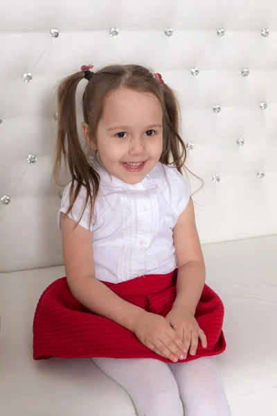 Studioporträt eines kleinen Mädchens — Stockfoto
