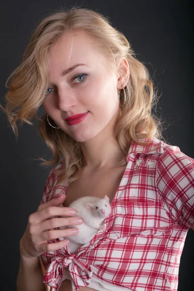 Ragazza con un ratto — Foto Stock