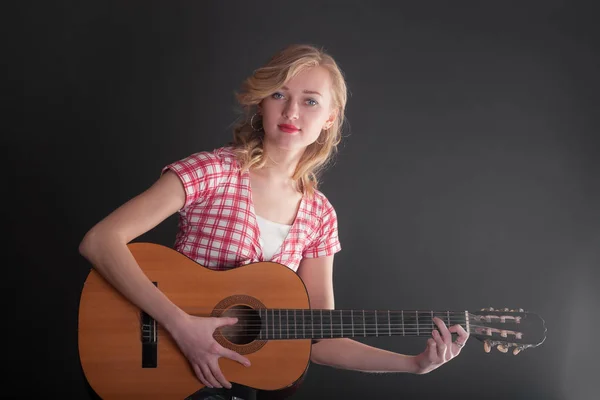 Девушка с гитарой — стоковое фото