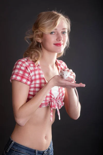 Ragazza con un ratto domestico bianco — Foto Stock