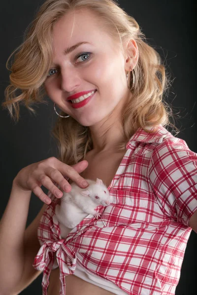 Porträt eines Mädchens mit einer Ratte — Stockfoto