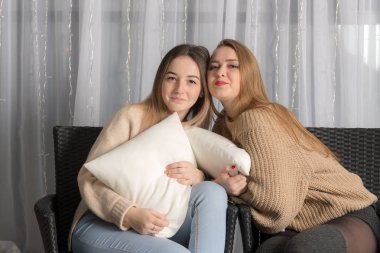 yastık ile iki kız